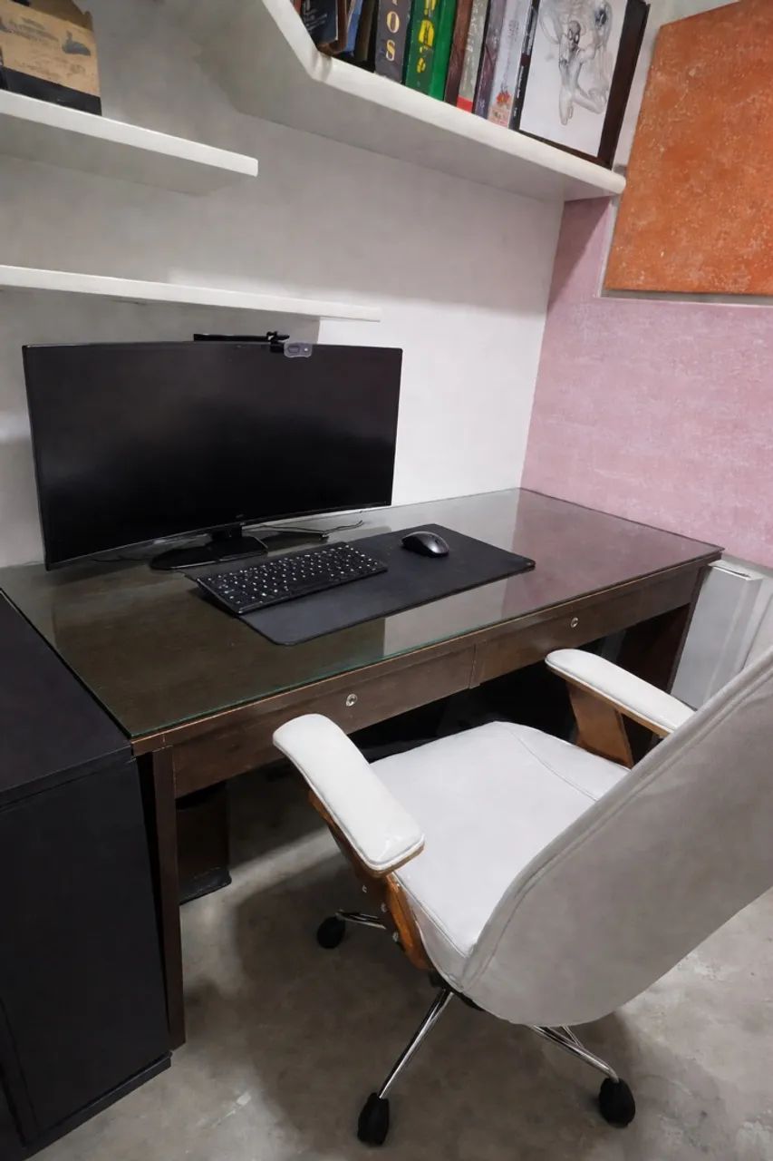 Mesa de trabalho com gavetas