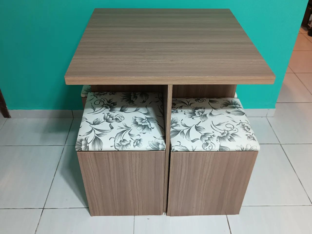 Conjunto Mesa e 4 banquetas baú