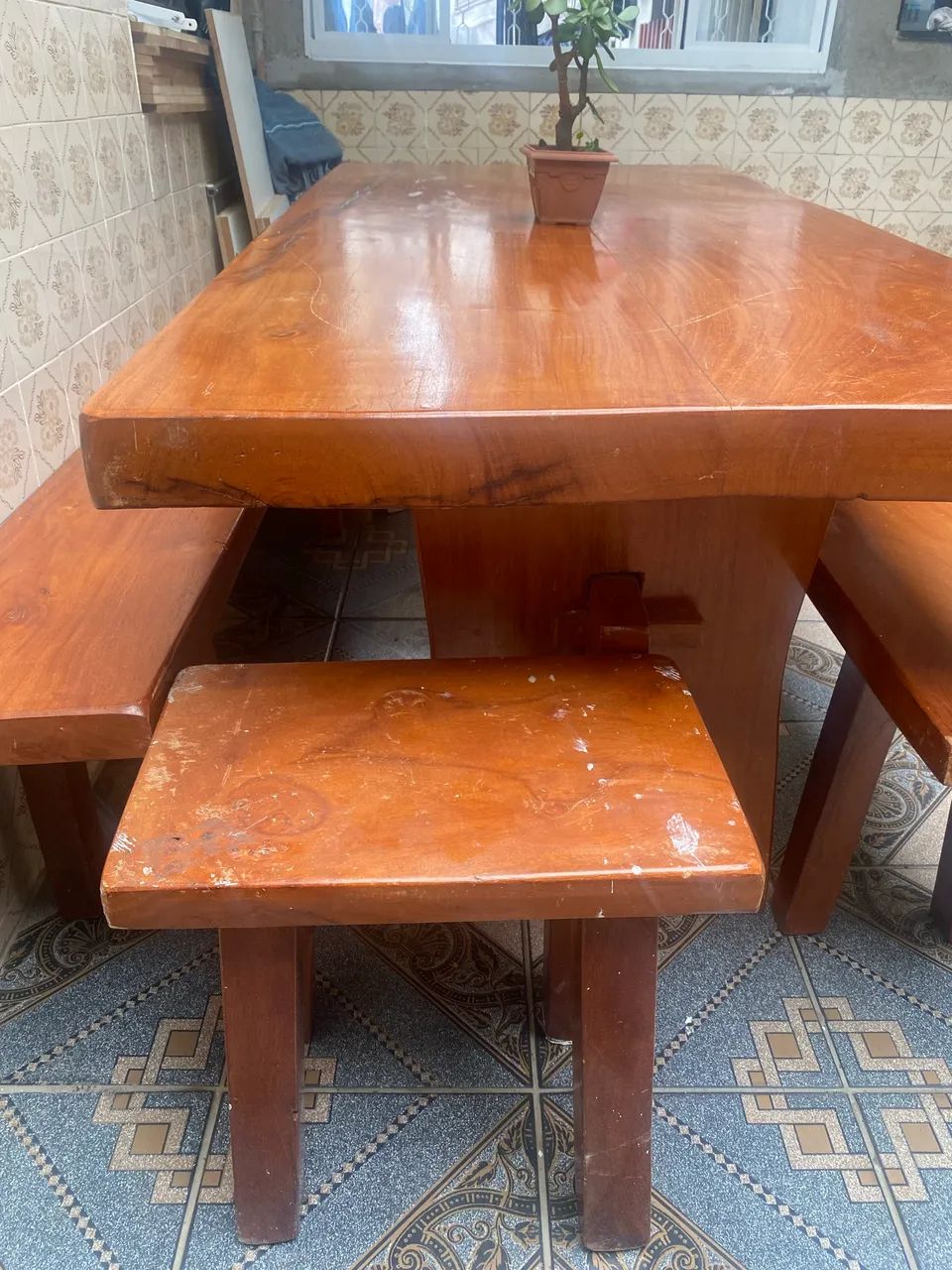Mesa de madeira d jaqueira com bancos 