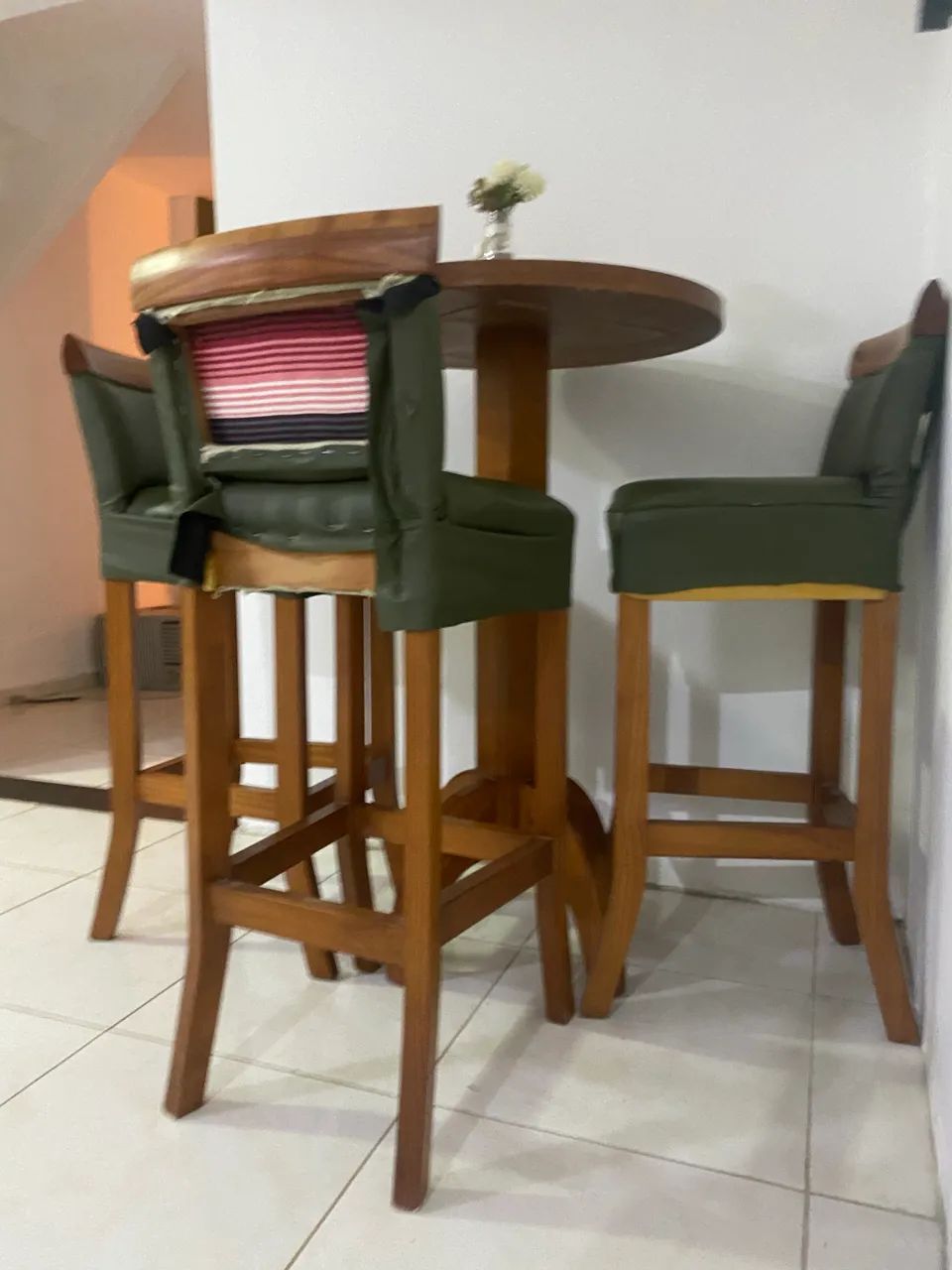 Mesa Bistrô de Madeira com 3 Banquetas - Foto 3