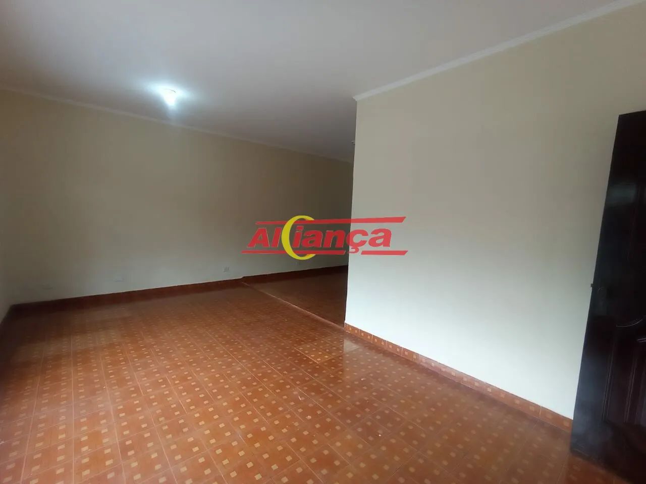 Casa com 178m² à locação, 3 quartos sendo 1 suíte, 2 vagas no Jadim Santa Barbara - Guarul - Foto 4