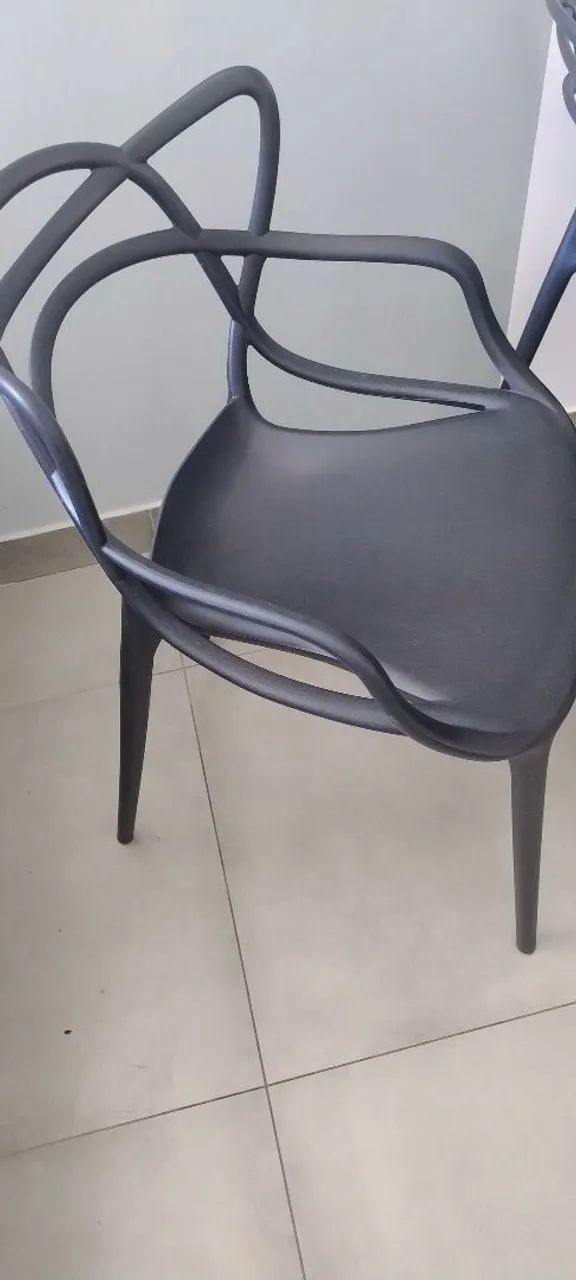 4 Cadeiras Allegra preto em polipropileno.