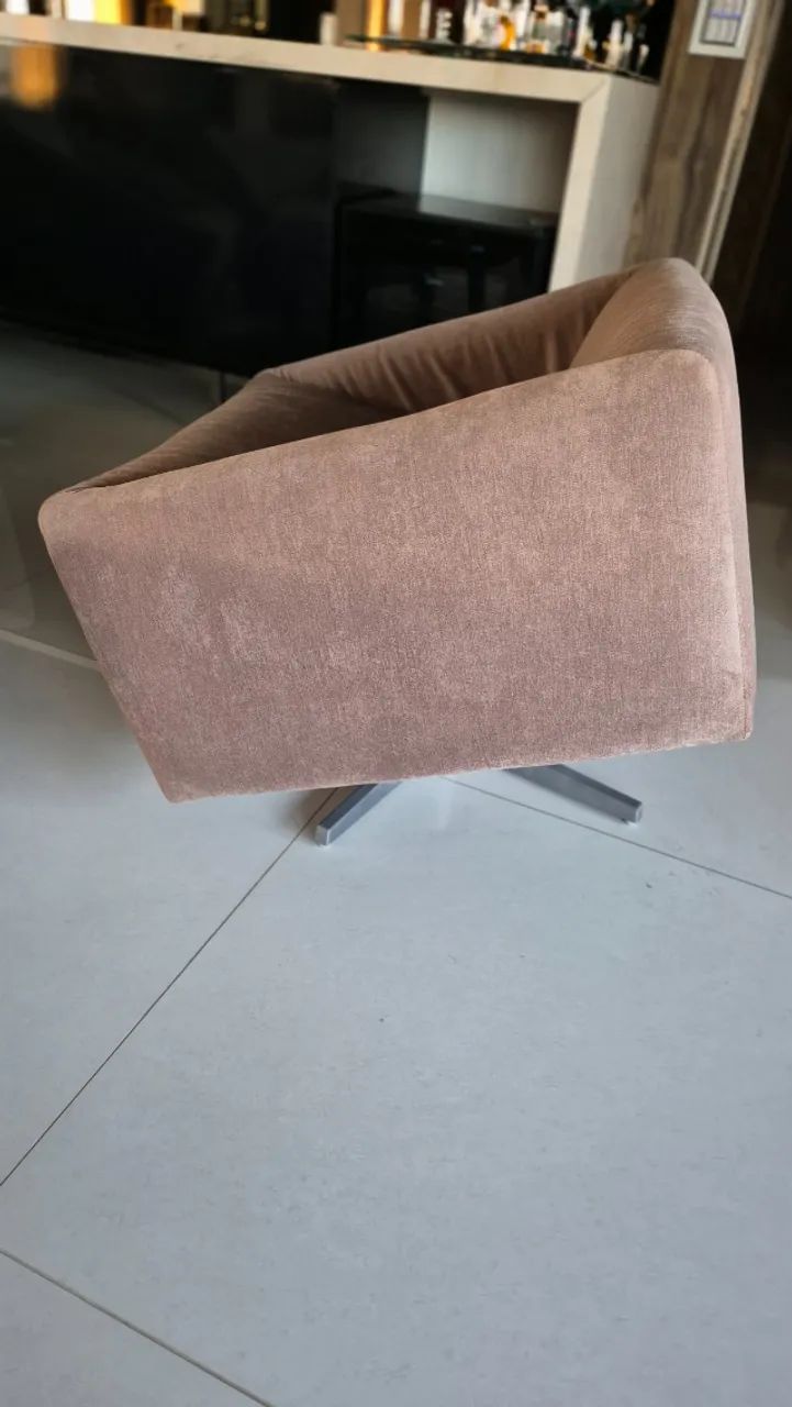 Jogo de 4 Poltronas Giratórias com Base Metálica - Marrom - Foto 3