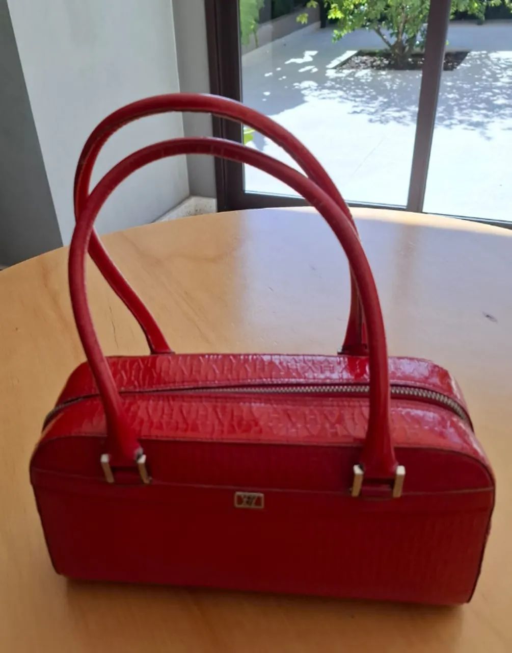 Bolsa Victor Hugo rectangular de vinil vermelha