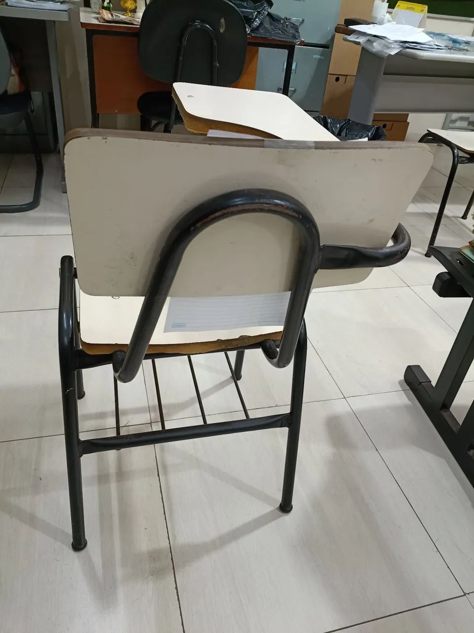Cadeira Escolar Com Prancheta Lateral Em Formica Bege - Foto 3