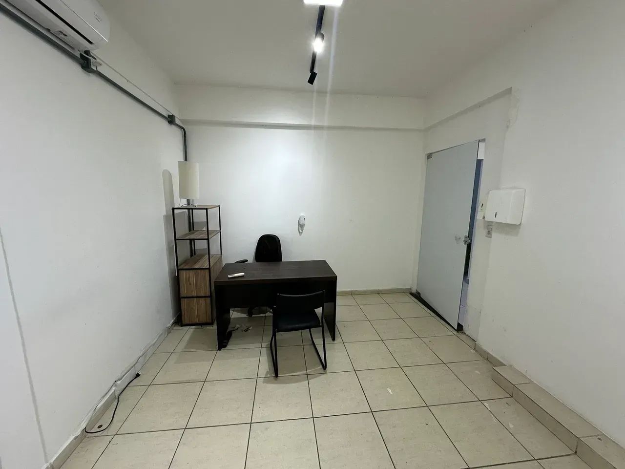 Sala Comercial Mobiliada  25 m² | Setor Aeroporto - Foto 2