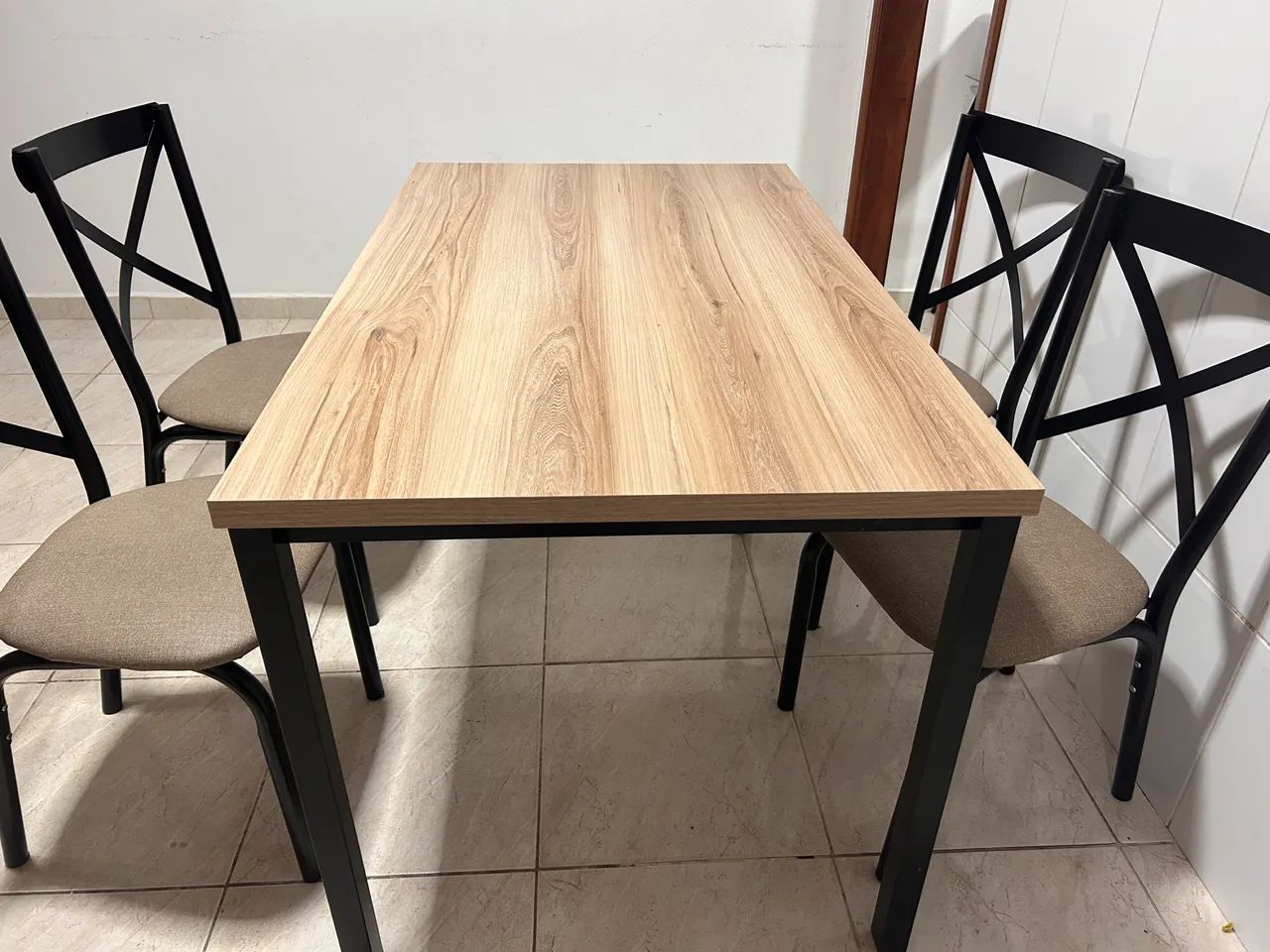 Mesa 4 cadeiras apenas 1 ano e meio de uso - Foto 4