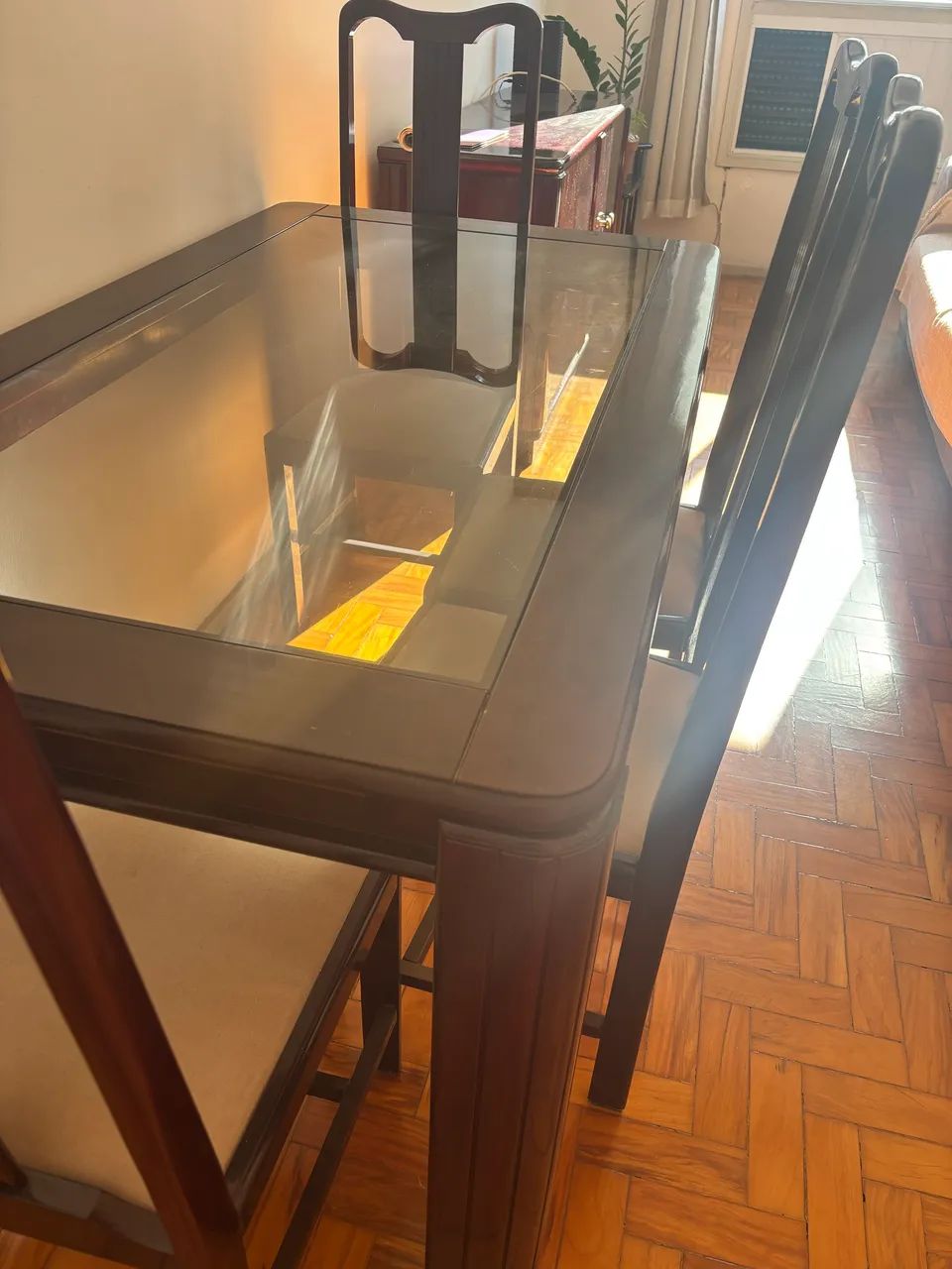 Mesa com tampo de vidro e cadeiras  - Foto 2