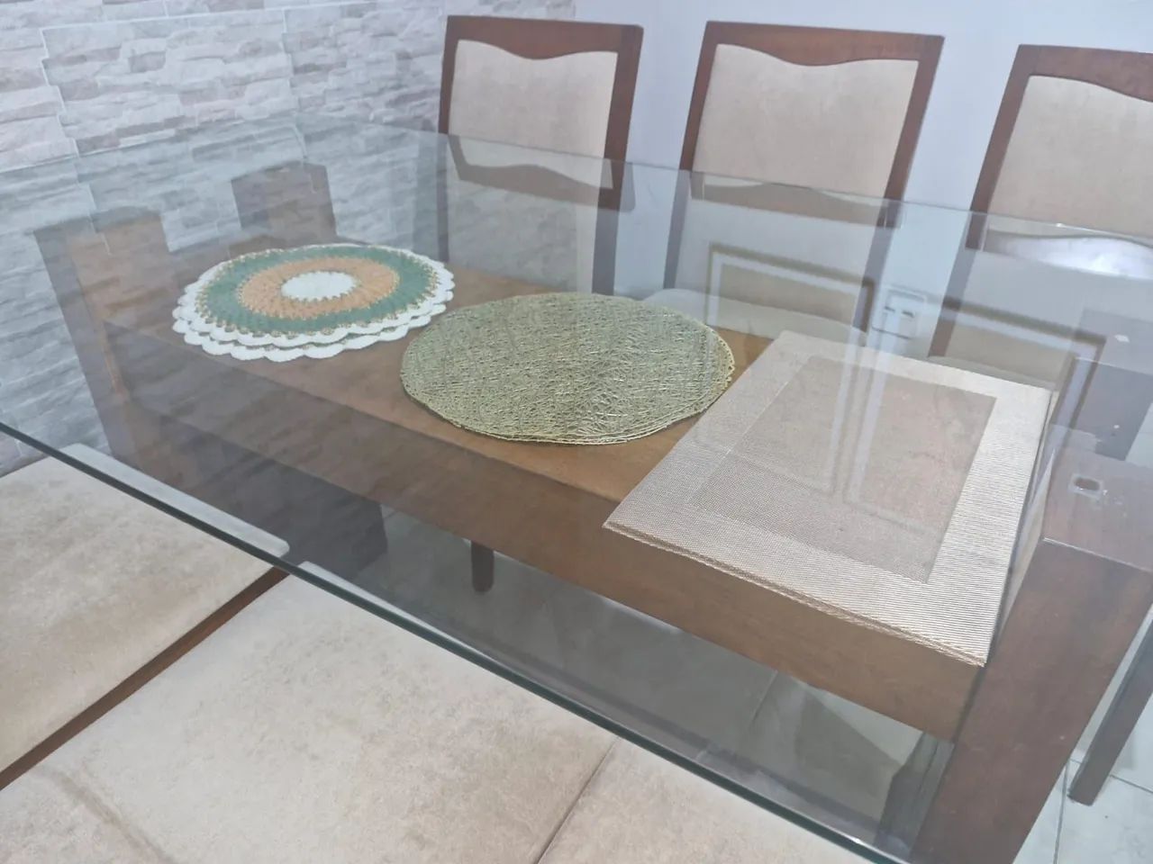 Mesa de jantar madeira com vidro (sem cadeiras) - Foto 2