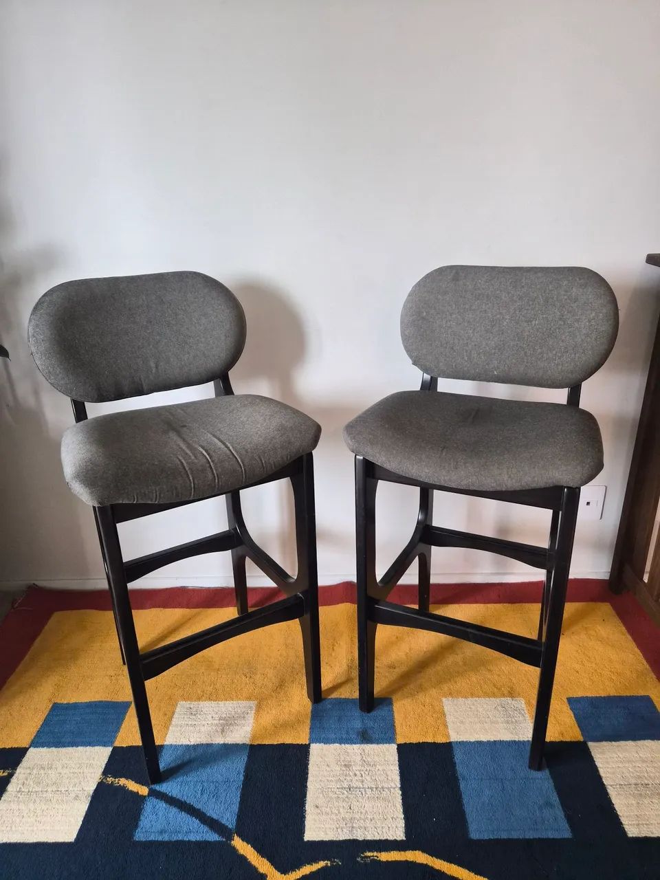 Bancadas de Madeira e Estofado - Preto e Cinza - Foto 2