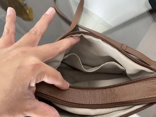 Bolsa Lê Postiche em couro marrom - Foto 4
