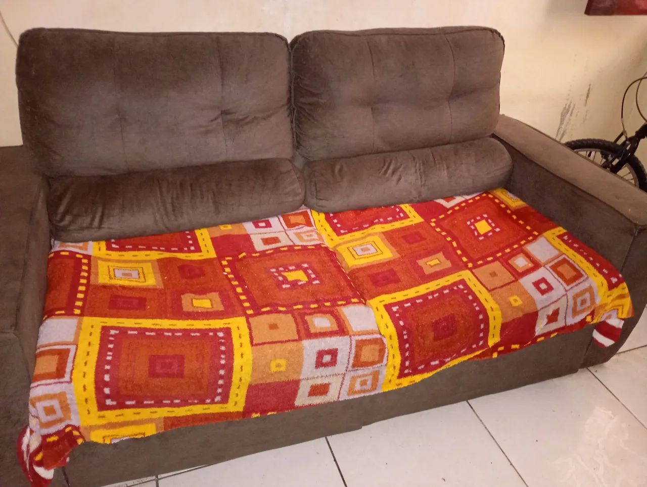 Vende-se um sofá semi novo por 250