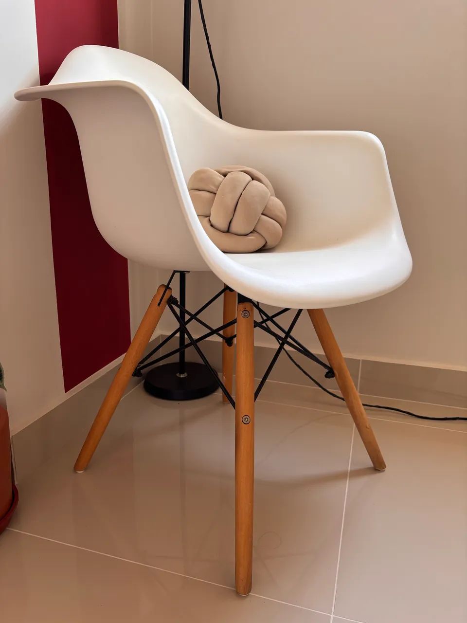 Cadeira Charles Eames com Braço Branca Polipropileno