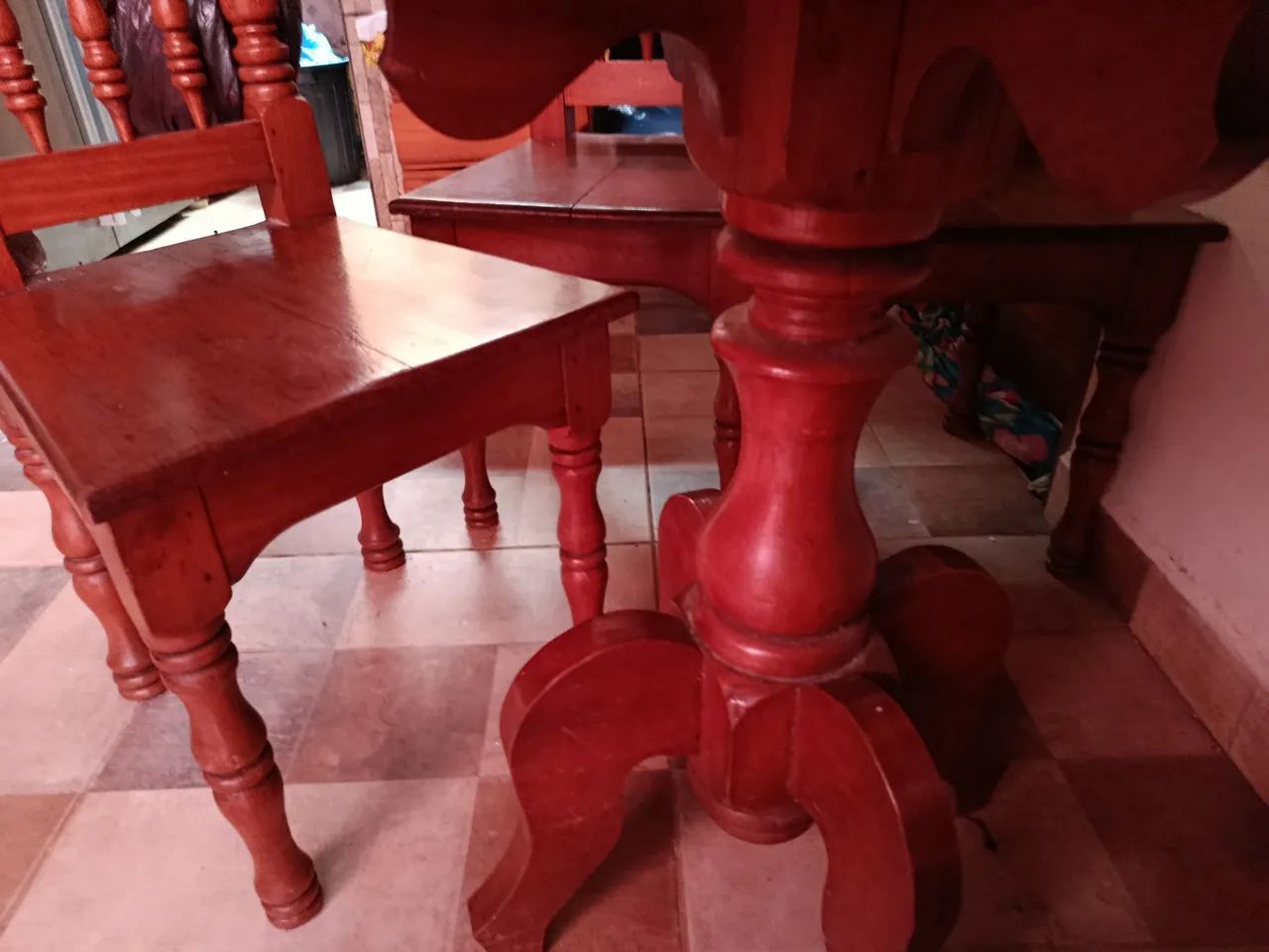 Mesa madeira torneado 4 cadeiras 