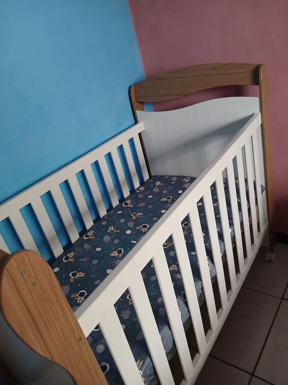 Vende-se berço e mini caminha,sofá bem conservado 