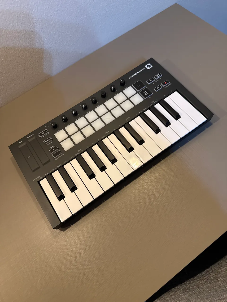 Novation Launchkey 61 MK4 - Instrumentos musicais - Petrópolis