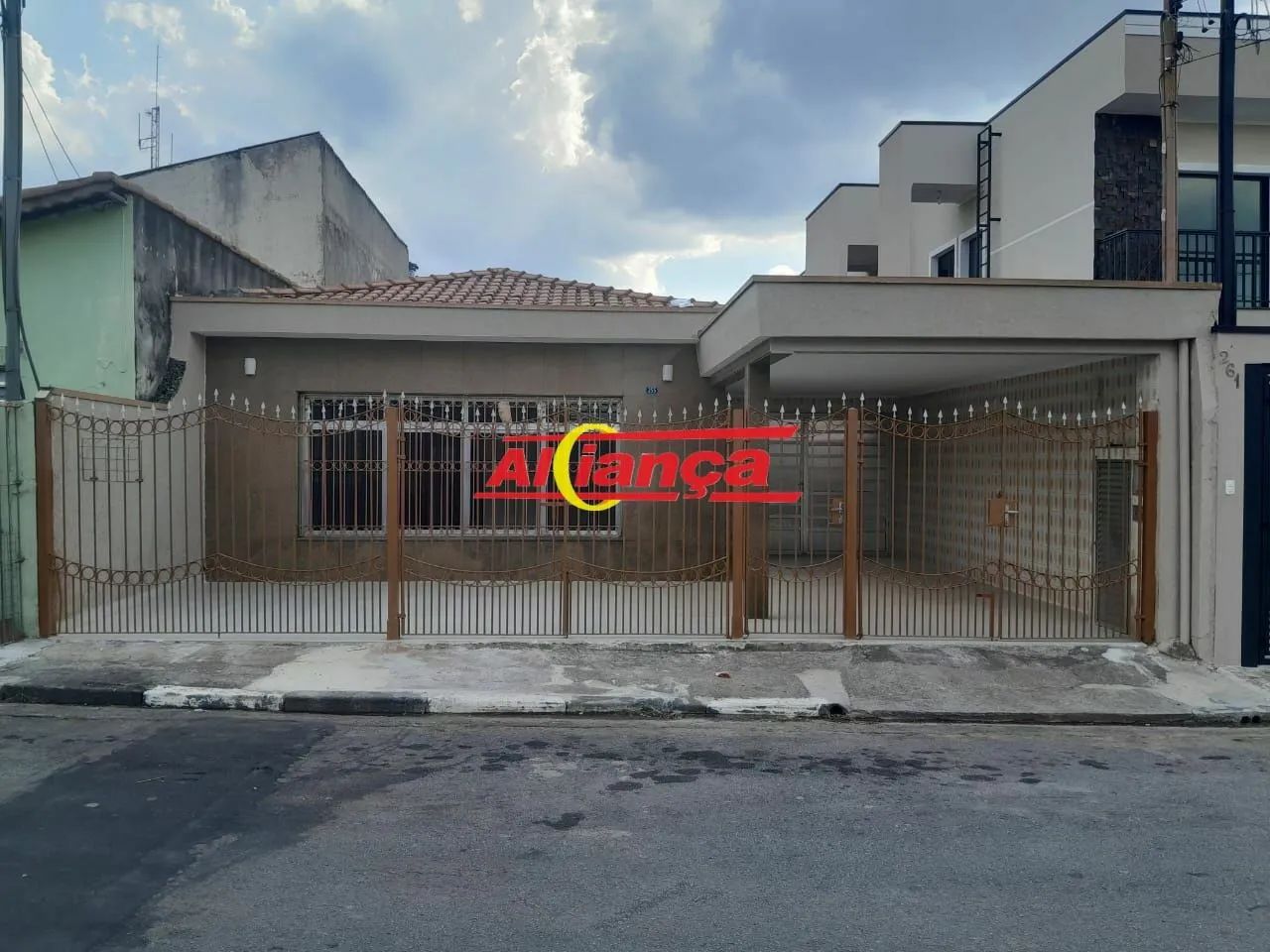 Casa com 178m² à locação, 3 quartos sendo 1 suíte, 2 vagas no Jadim Santa Barbara - Guarul