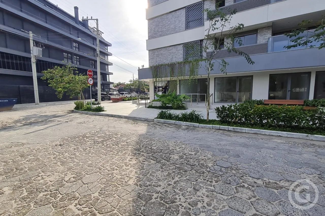 Loja disponível a uma quadra da praia em Jurerê - Foto 2