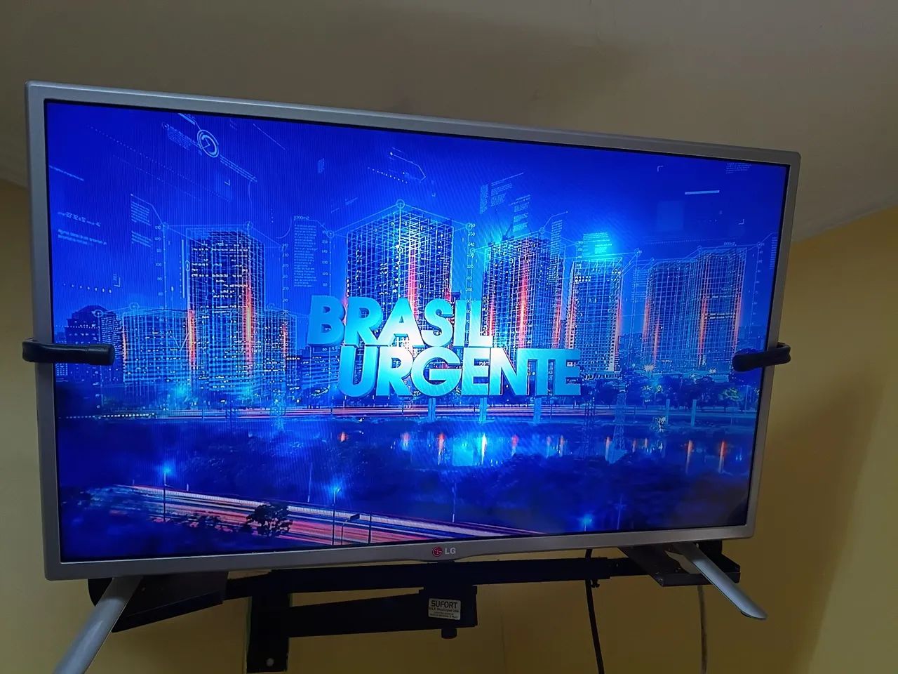 TV LG 32 Led Branca com base de mesa - Foto 4