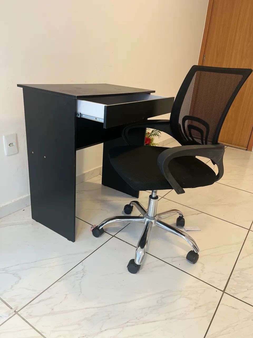 Escrivaninha e cadeira  - Foto 2