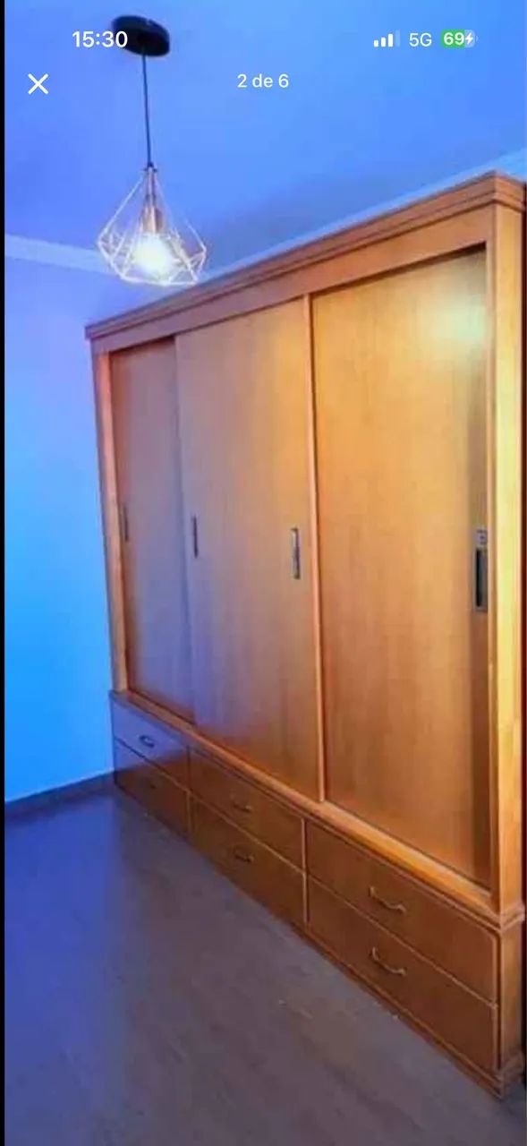 Guarda roupa de madeira 