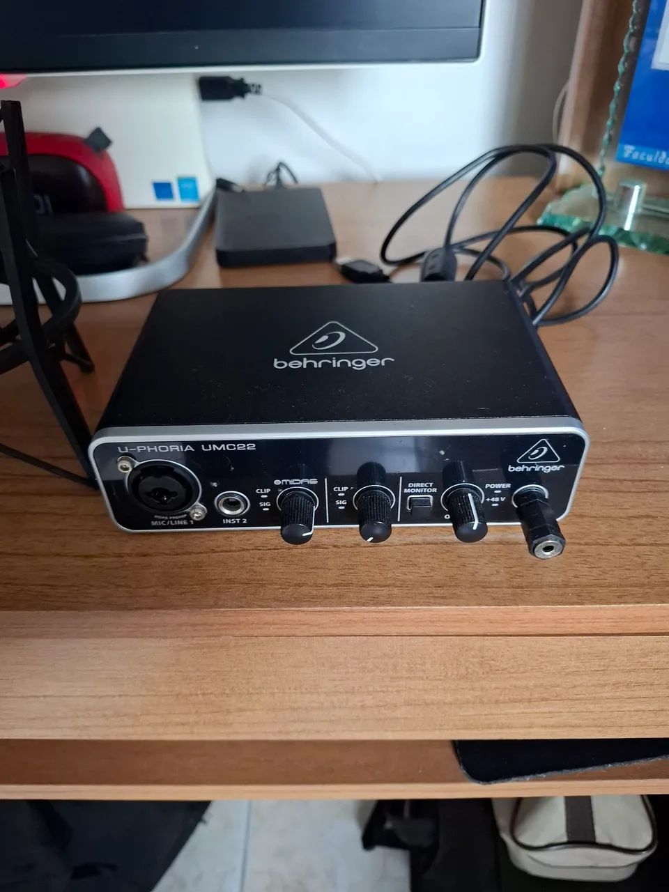 Anuncio de uma interface de audio  beringer e um microfone  akg - Foto 2
