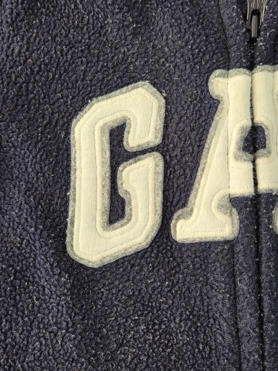 gap macacão fleece com capuz azul 6 a 12m - Foto 2