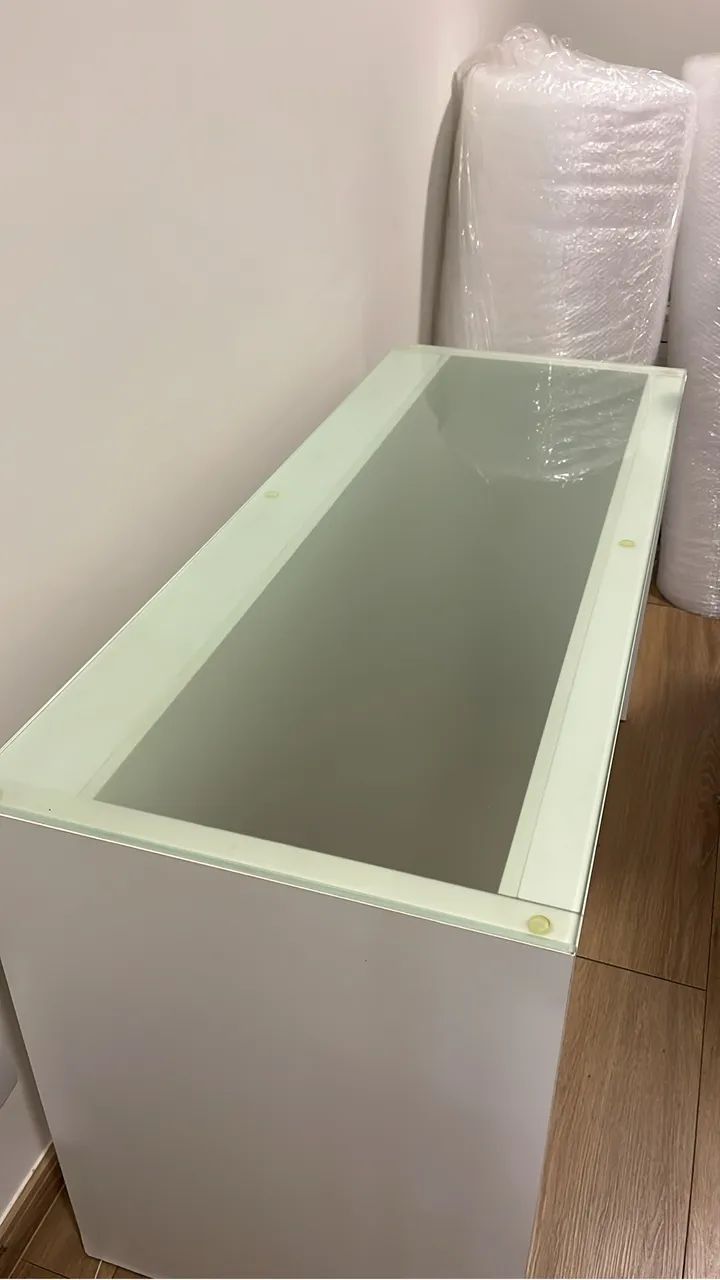 Mesa com tampo de vidro 