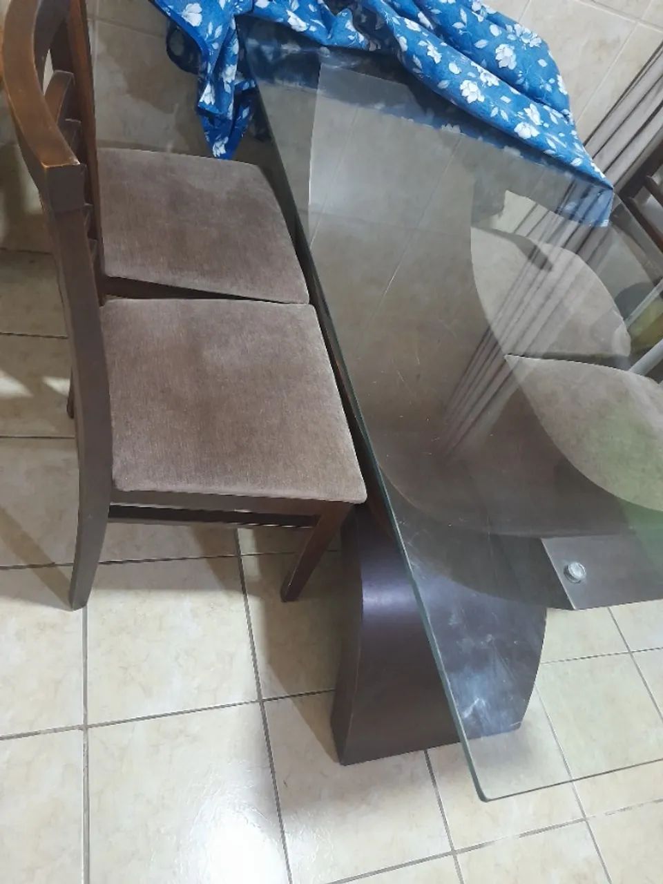 Mesa com 4 cadeiras, tampo de vidro em nome estado.