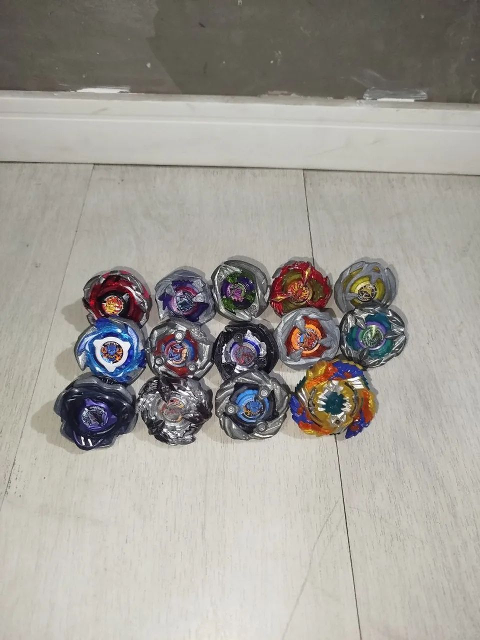 KIT DE BEYBLADES COM LANÇADORES (BEYBLADES Originais) - Foto 3