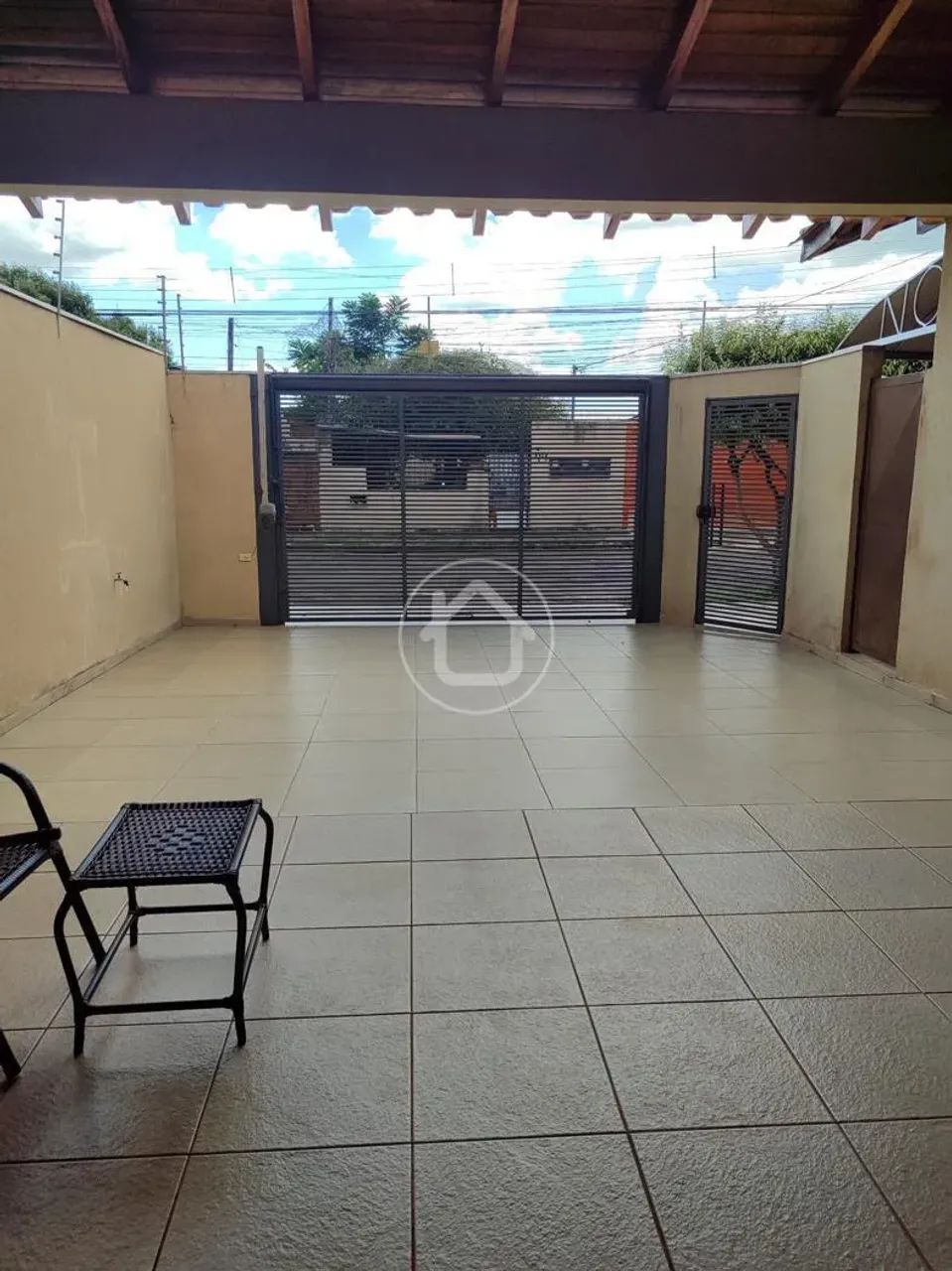 CASA COM AMPLO TERRENO - Foto 4