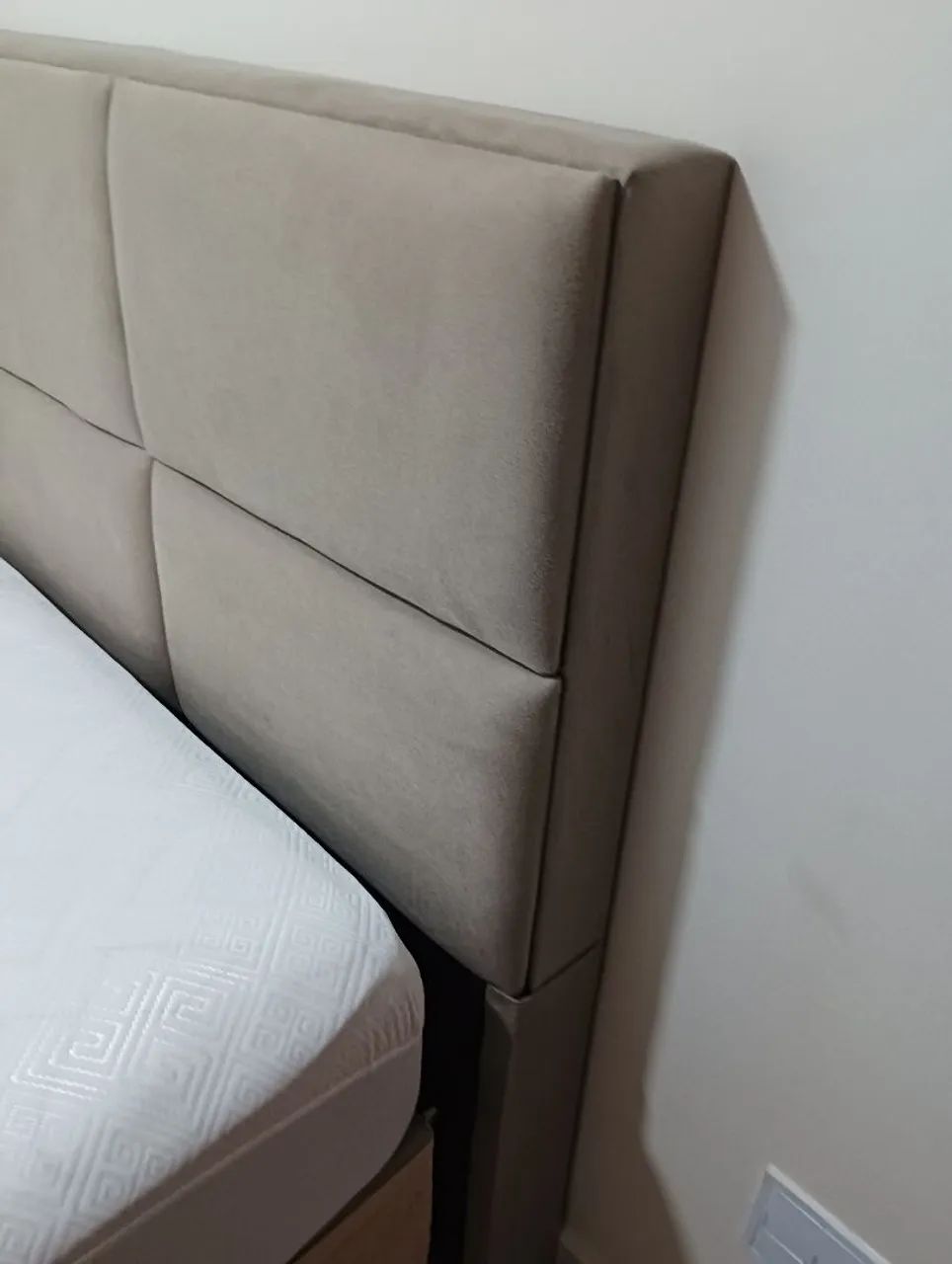 Cabeceira de cama bege aveludada "Queen" nova  - Foto 2