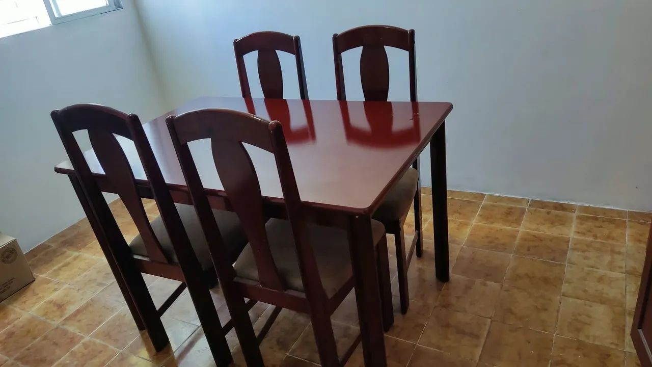 Vendo Messa com quatro cadeiras de madeira  - Foto 4