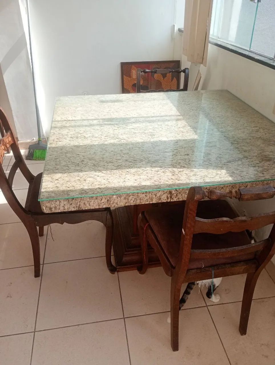 Mesa de 4 lugares de madeira trabalhada 