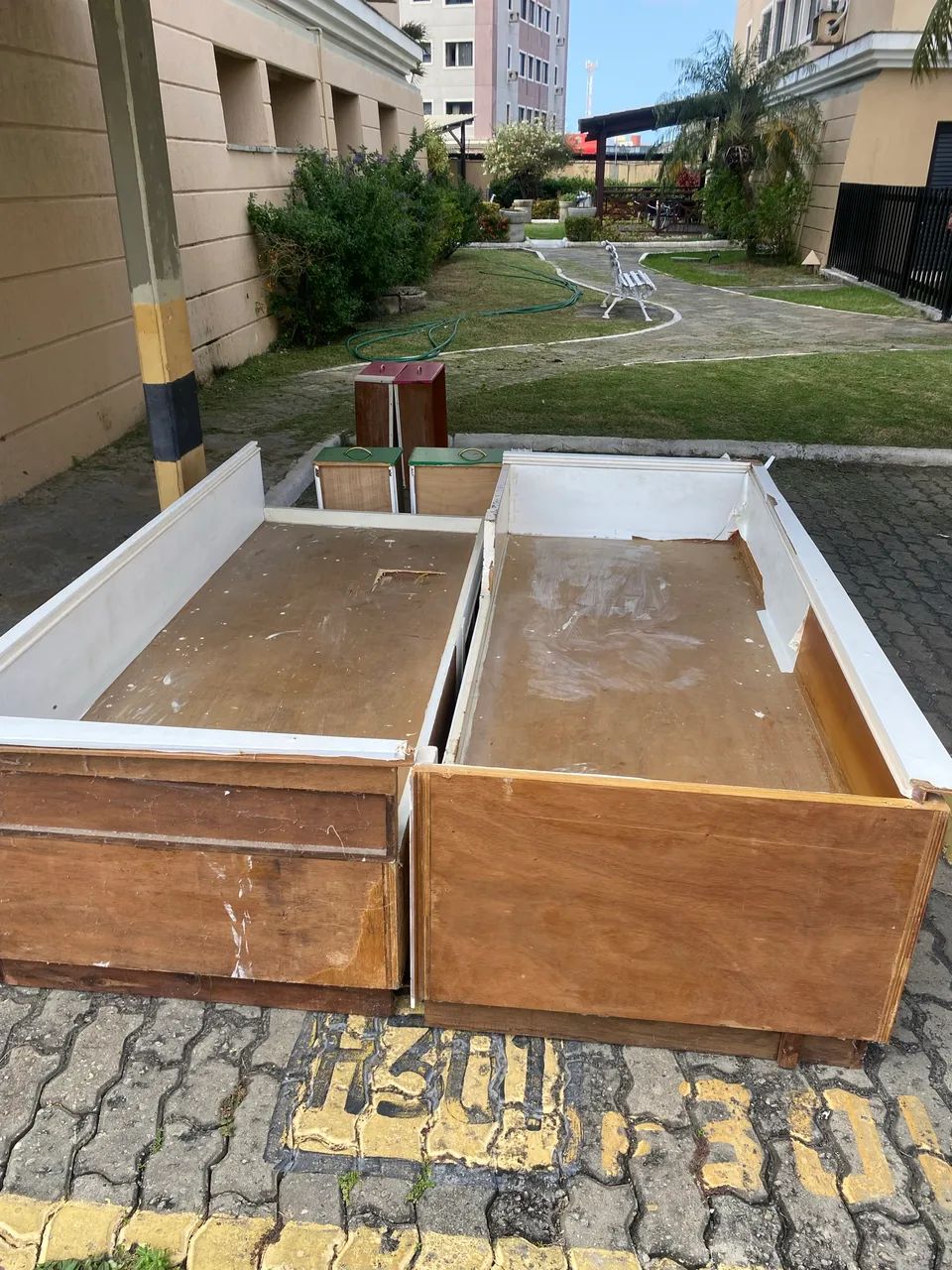 Cama de criança, ela é madeira, a cor branca é papel  - Foto 3
