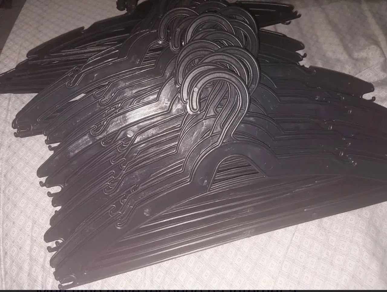 Cabides de plástico - R$ 1.50  cada