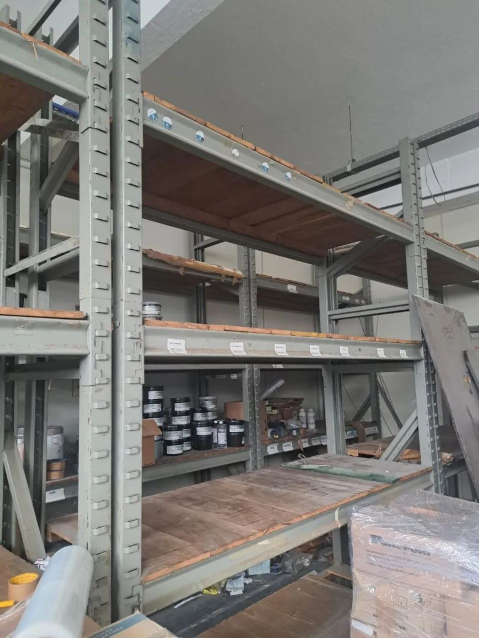 Prateleiras de ferro reforçado 