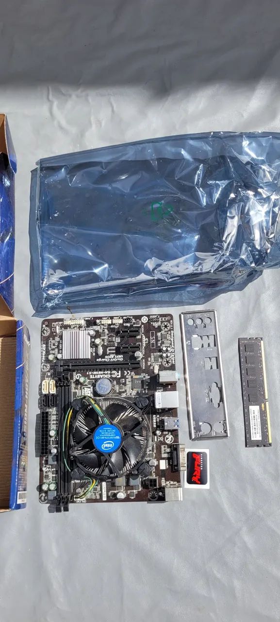 Placa mãe Gigabyte H 81MS -1, com cooler, memória e processador com defeito - Foto 2