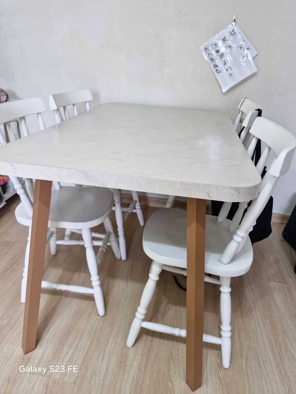 Mesa carraro com pés em ferro semi nova