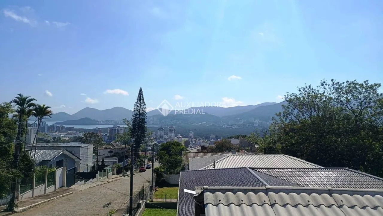 Casa na Trindade com 3 suítes e vista de cinema!