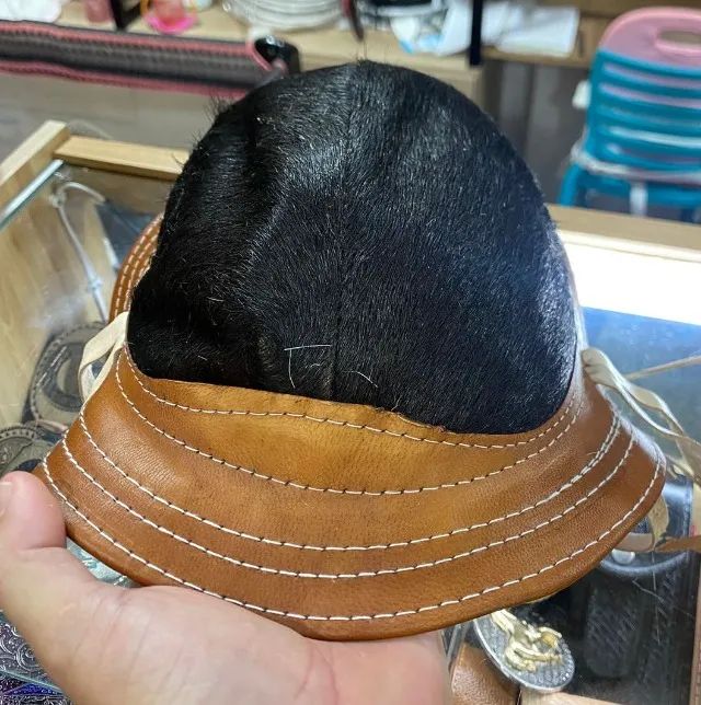 Chapéu de Couro com Pelo de Bode Estilo Vaqueiro Artesanal - Foto 2