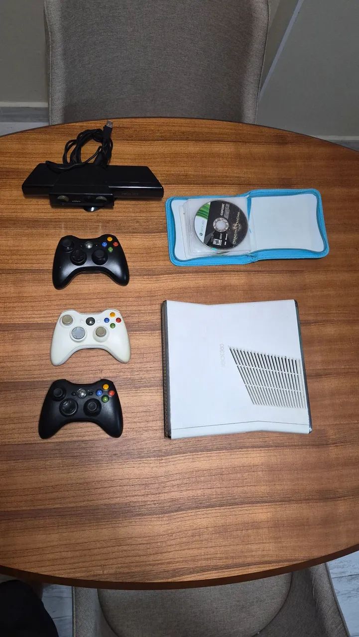 Xbox 360 com sensor Knect + 3 controles + 11 jogos