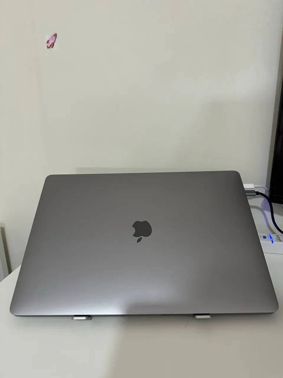 MacBook Pro 15 - Core i7 6-Core | 16GB RAM | Radeon 4GB