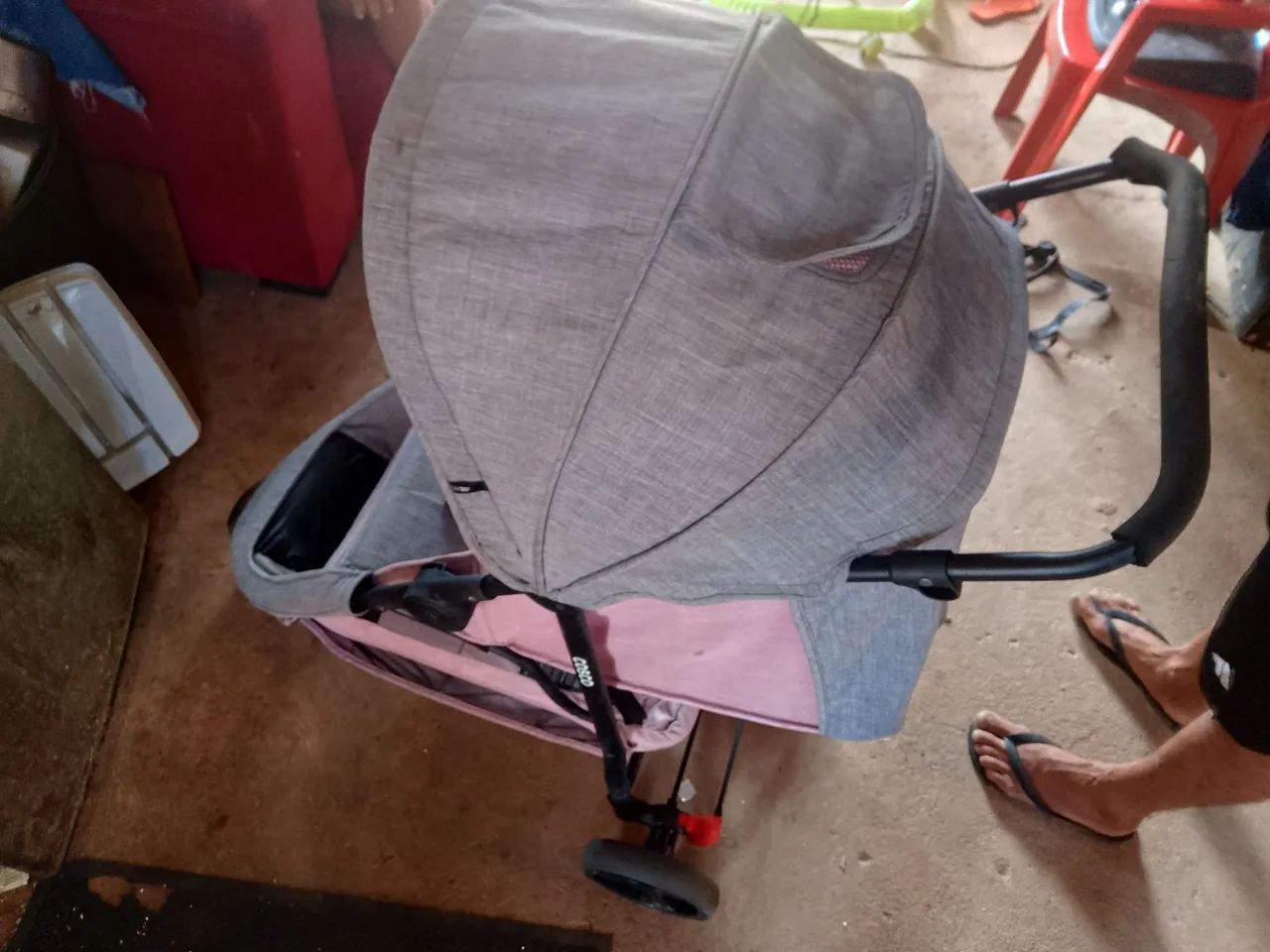 Um carrinho de bebê feminino 