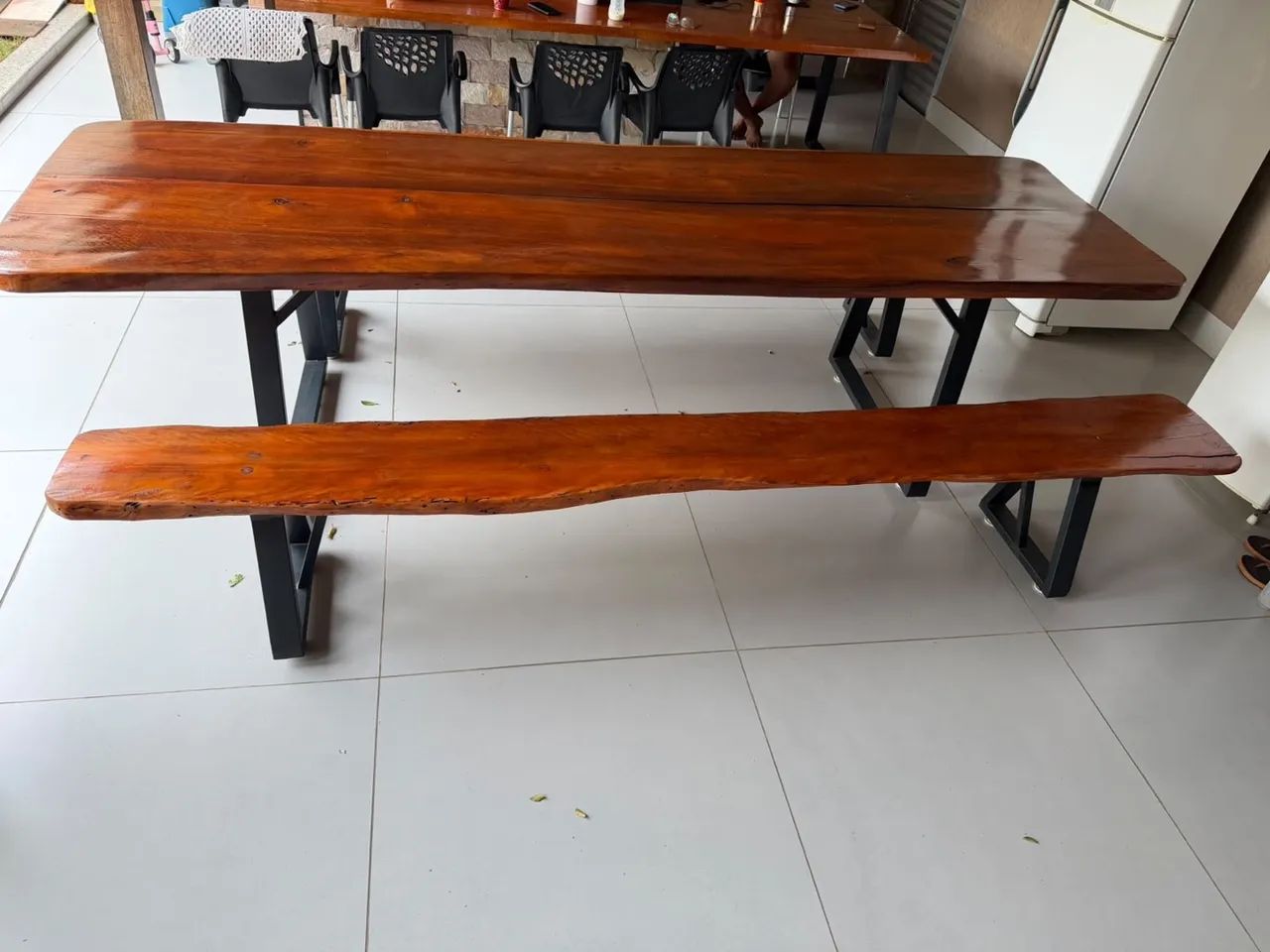 MESA MADEIRA MACIÇA COM BANCOS - Foto 3