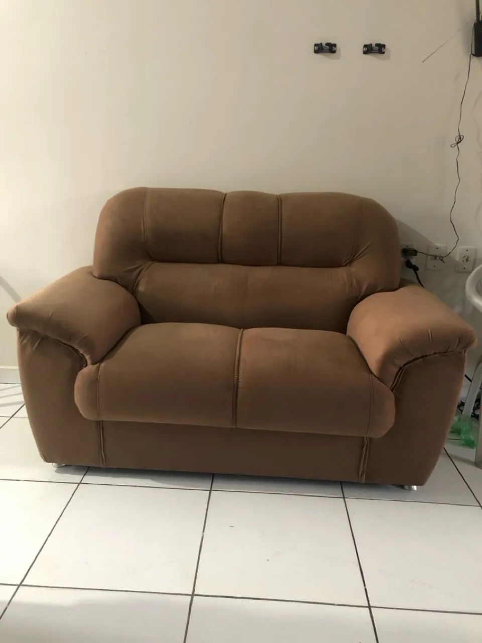 Vendo sofá 2 lugares muito confortável e espaçoso. Espuma e cobertura novas 