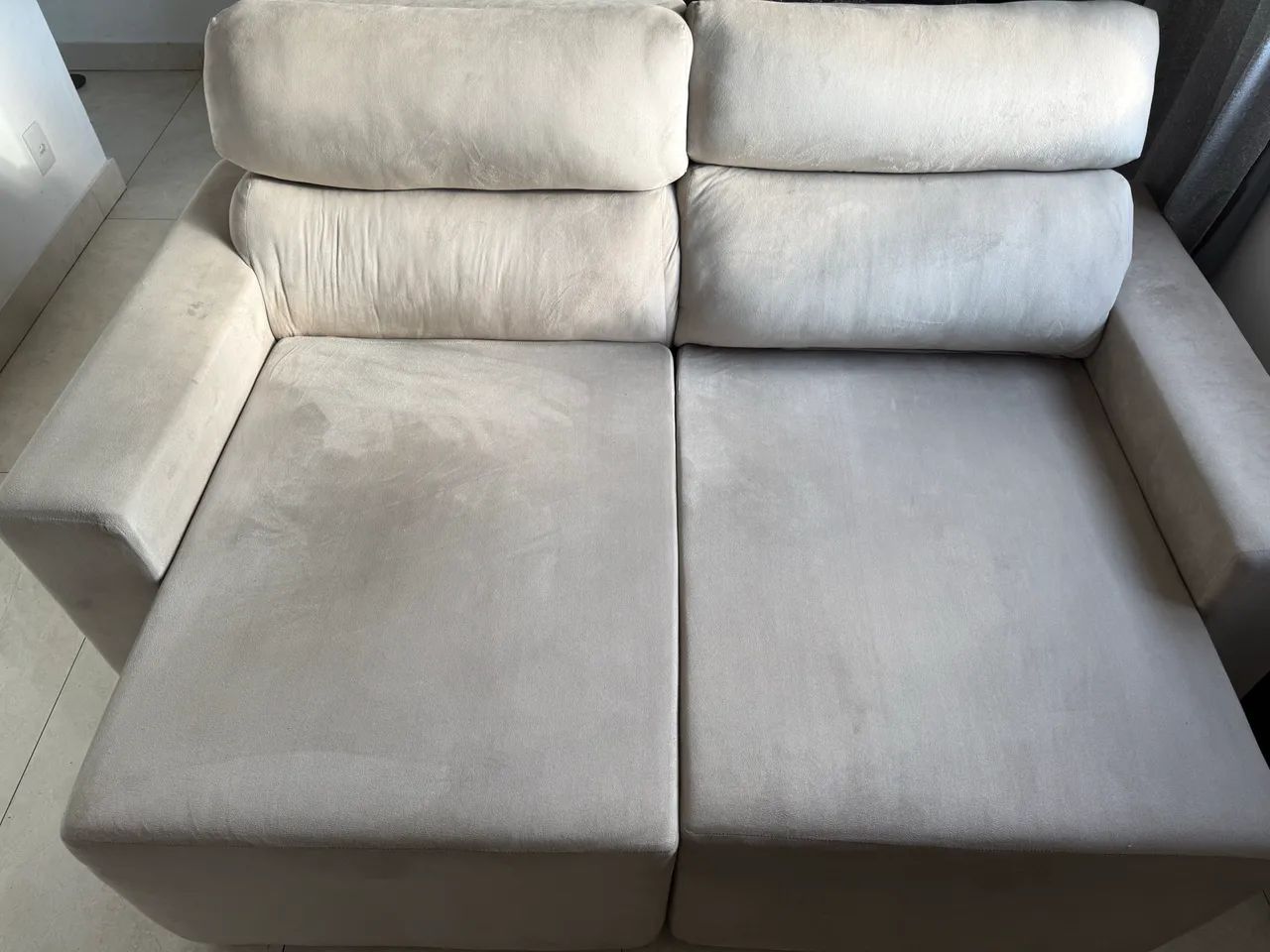 Sofá cinza claro 2 lugares retrátil 