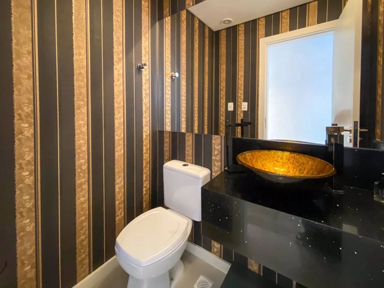 Apartamento mobiliado com 3 suítes para alugar na região central  Rua 2950 em Balneário Ca - Foto 11
