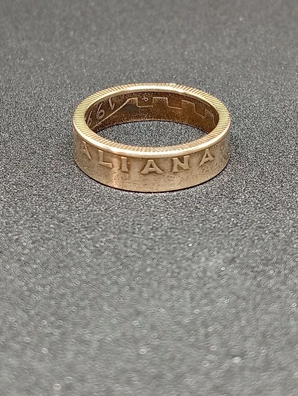 Anel aro 17 feito de uma moeda italiana de 1995