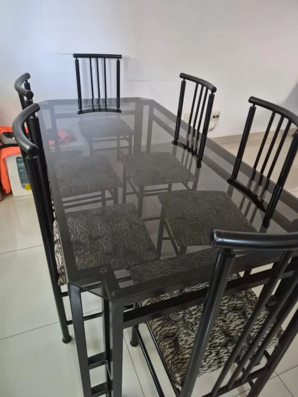 Mesa de jantar com tampo de vidro e 6 cadeiras acolchoadas Prima Línea - Foto 2